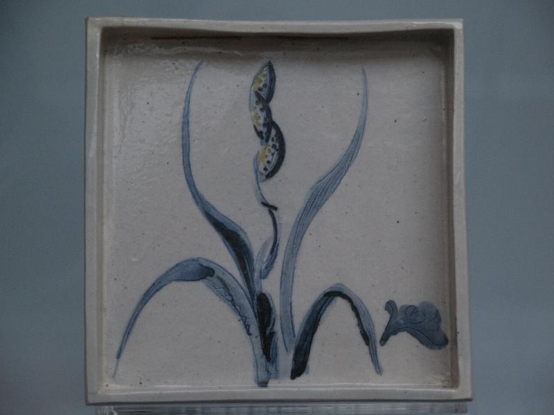 London, England: Victoria and Albert Museum: tray (1931, Bernard Leach)