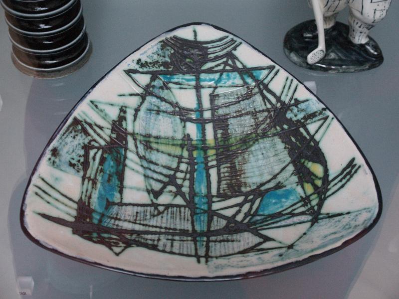 London, England: Victoria and Albert Museum: dish on three legs (1958, Ann Wynn Reeves)