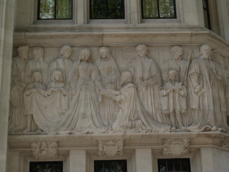 London, England: Supreme Court: Duke of Northumberland offering the crown of England to Lady Jane Grey (1906-1913, sculptor Henry Fehr, architect James S. Gibson)