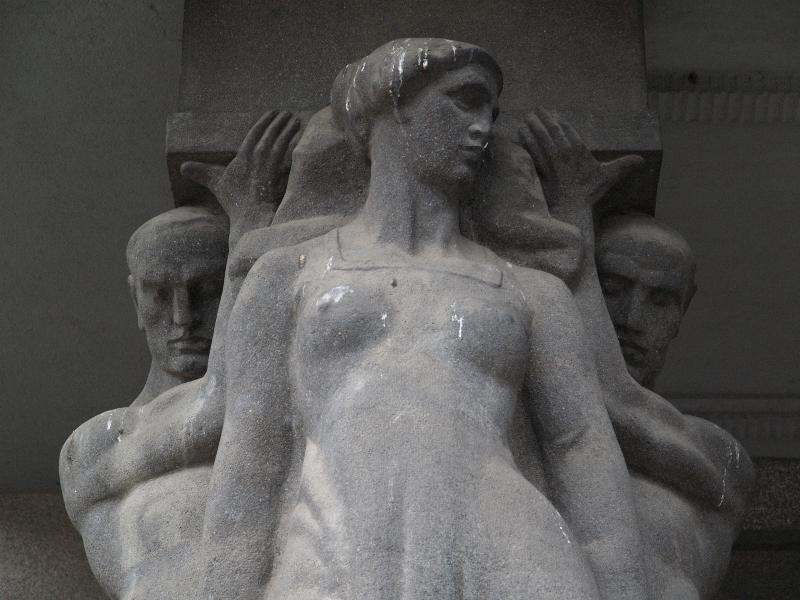 Brno, Czech Republic: Kounicova 1: column support