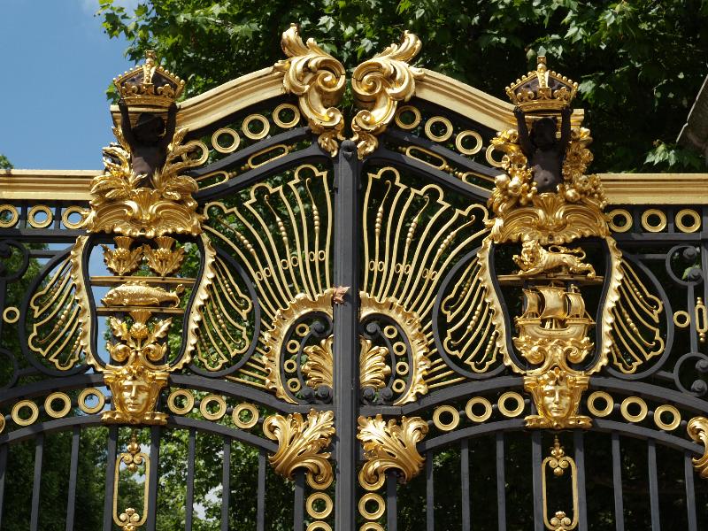 London, England: The Mall: decoration at top of gate