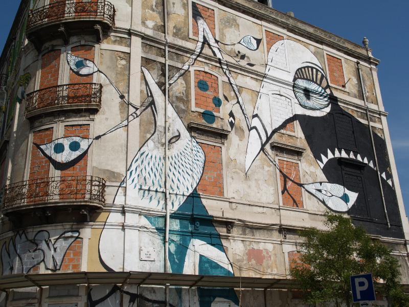Lisbon, Portugal: Avenida Fontes Pereira de Melo: birds on side of building