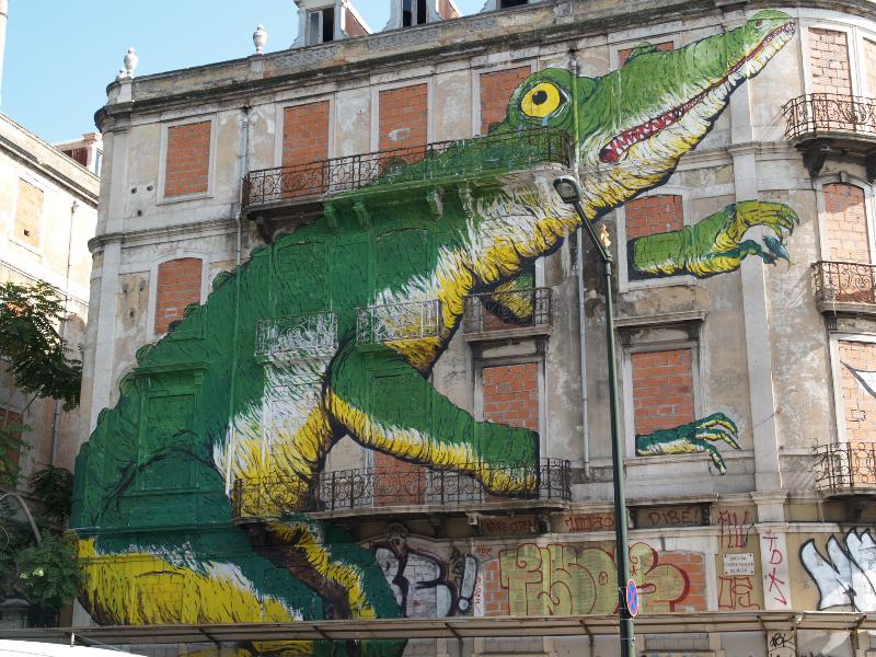 Lisbon, Portugal: Avenida Fontes Pereira de Melo: alligator on side of building
