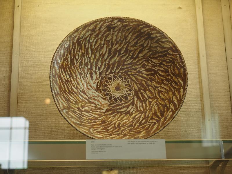 Cambridge, England: Fitzwilliam Museum: dish (Iran, second half 13th century)