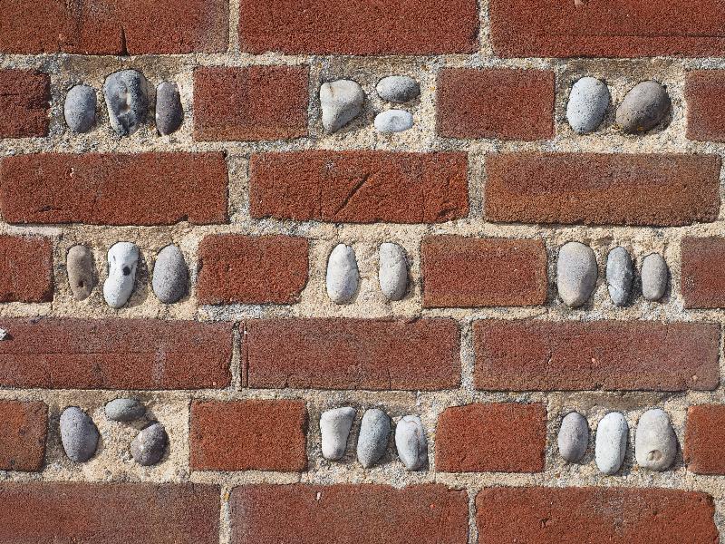 Wells-next-the-Sea, England: Freeman Street: brick / stone of toilet block