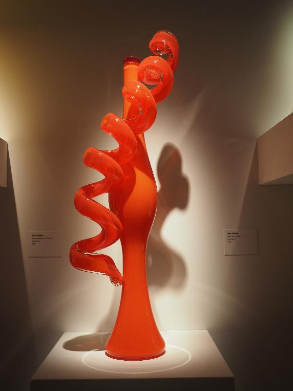 London, England: Kew Gardens: Scarlet Venetian with One Coil (1991, Dale Chihuly)