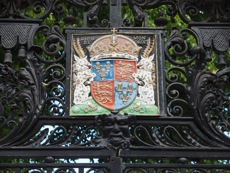 Cambridge, England: King's College: Queen's Road, gate decoration
