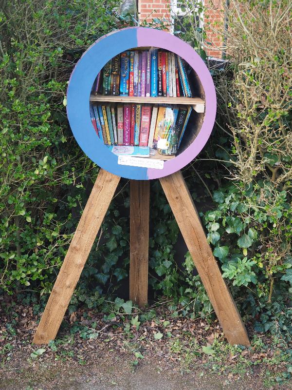 Cambridge, England: Roseford Road: Little Free Library