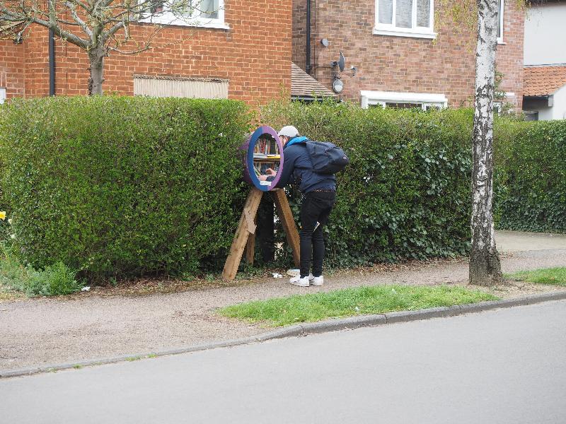 Cambridge, England: Roseford Road: customer at Little Free Library