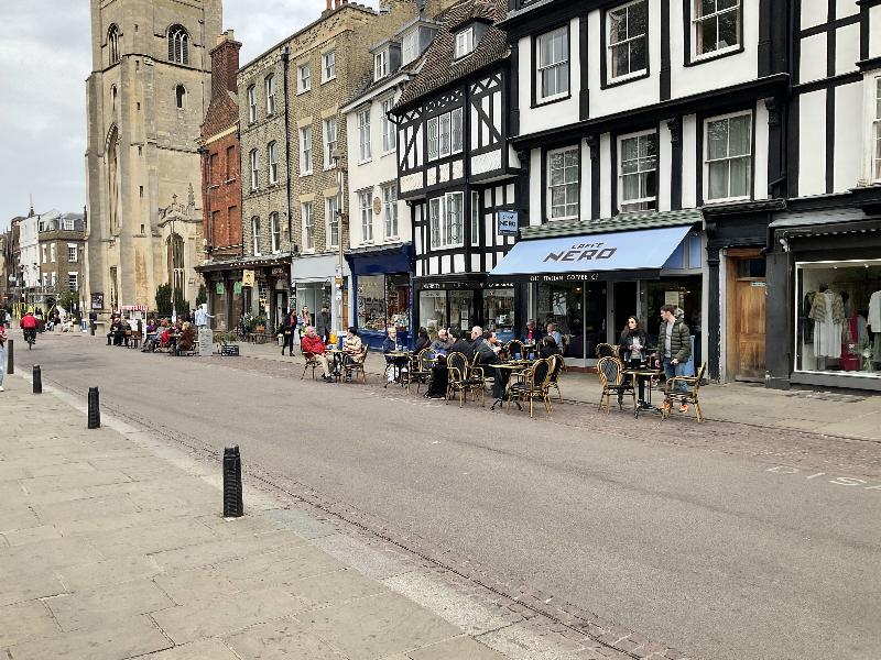 Cambridge, England: King's Parade: outside dining (because of Covid-19)