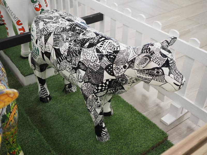 Cambridge, England: The Grafton: Commoonity Cow (The Spinney School)