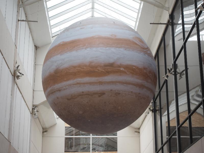 Cambridge, England: Lion Yard: Jupiter balloon