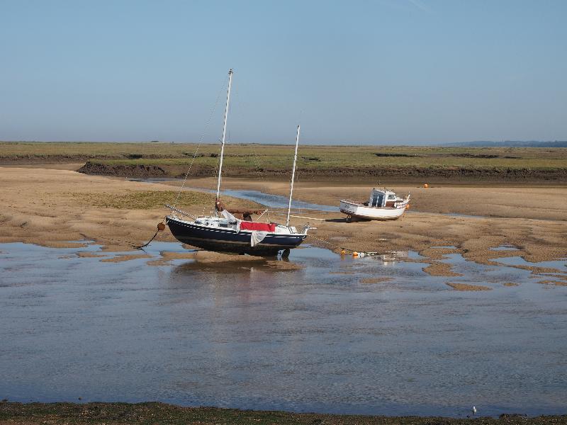 Wells-next-the-Sea, England: Beach Road: boats at low tide
