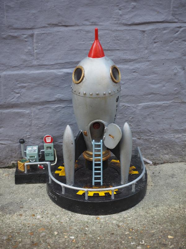 Cambridge, England: Green Street: rocket (2021, Dinky Doors)