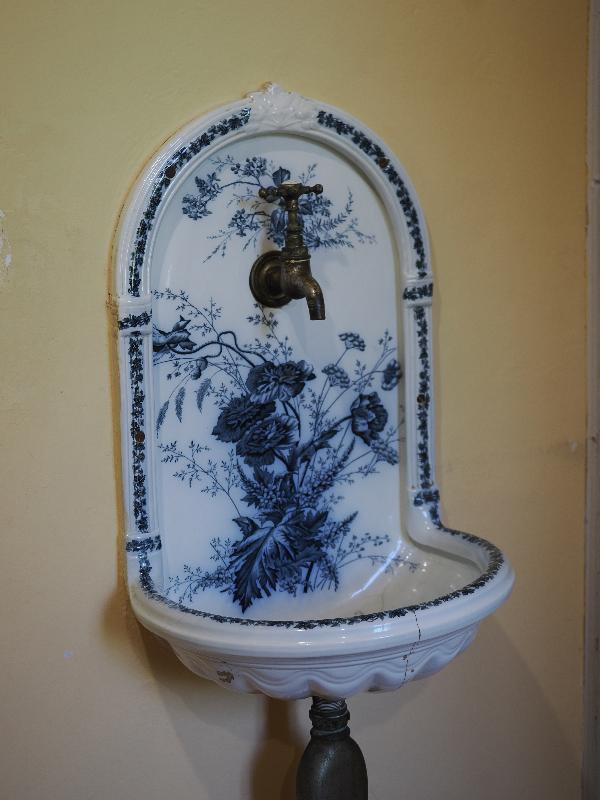Cagnes-sur-Mer, France: Musee Renoir: elaborate basin