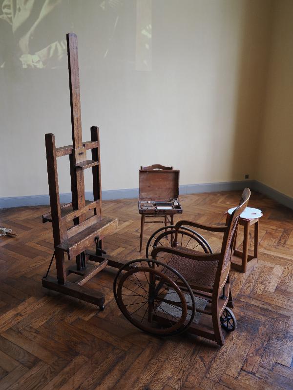 Cagnes-sur-Mer, France: Musee Renoir: Renoir's easel and wheelchair