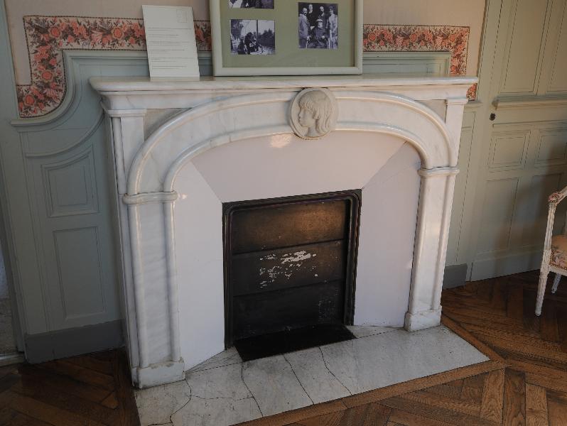 Cagnes-sur-Mer, France: Musee Renoir: fireplace
