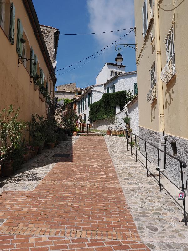 Cagnes-sur-Mer, France: Traverse Sainte-Luce: view up slope
