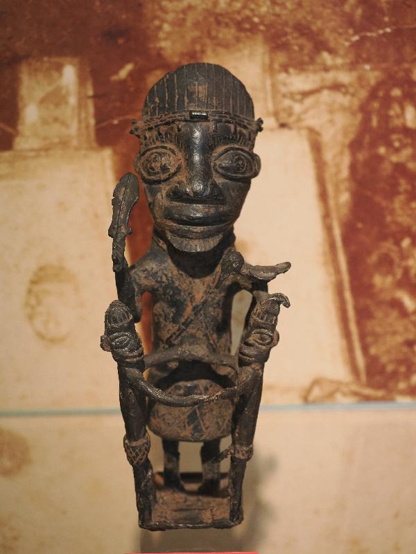 Cambridge, England: Museum of Archaeology and Anthropology: altar figure holding the eben (ceremonial sword) (Benin bronze)