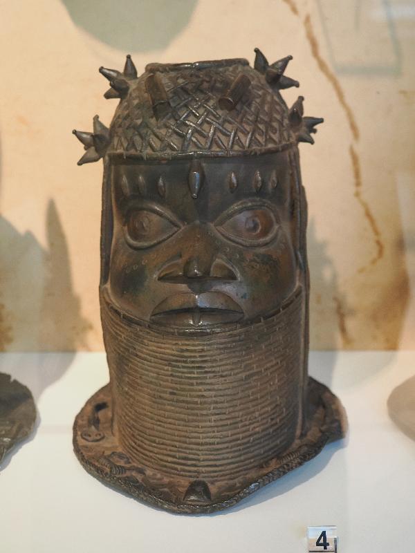 Cambridge, England: Museum of Archaeology and Anthropology: Commemorative Head of a King (Benin bronze)