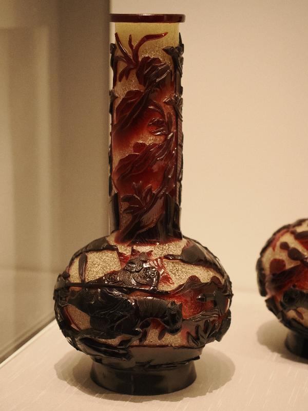 London, England: British Museum: red vase (carved cameo glass, 1800-1900, China)
