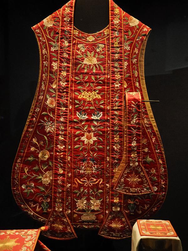 London, England: British Museum: Ecclesiastical tabard (embroidered silk, 1800-1900, Macao)