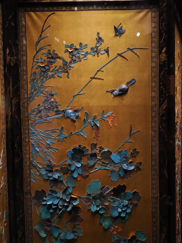 London, England: British Museum: gold and kingfisher folding screen, detail (exhibited at the International Exposition in Paris, 1867; 1825-1865, probably Guangzhou)