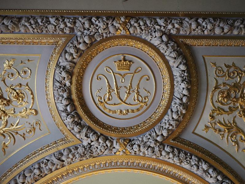 Wimpole, England: Wimpole Hall: grand dining room, ceiling decoration