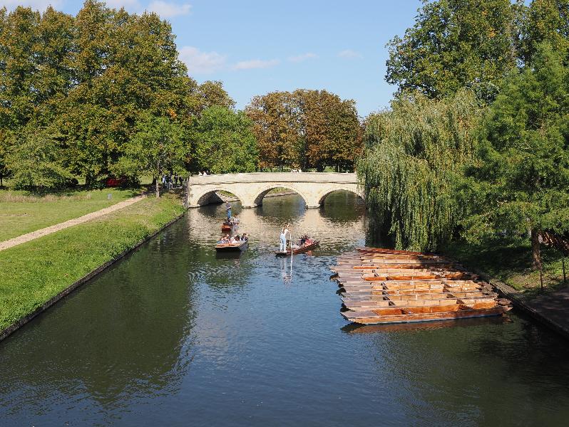 Cambridge, England: Trinity College: Avenue bridge