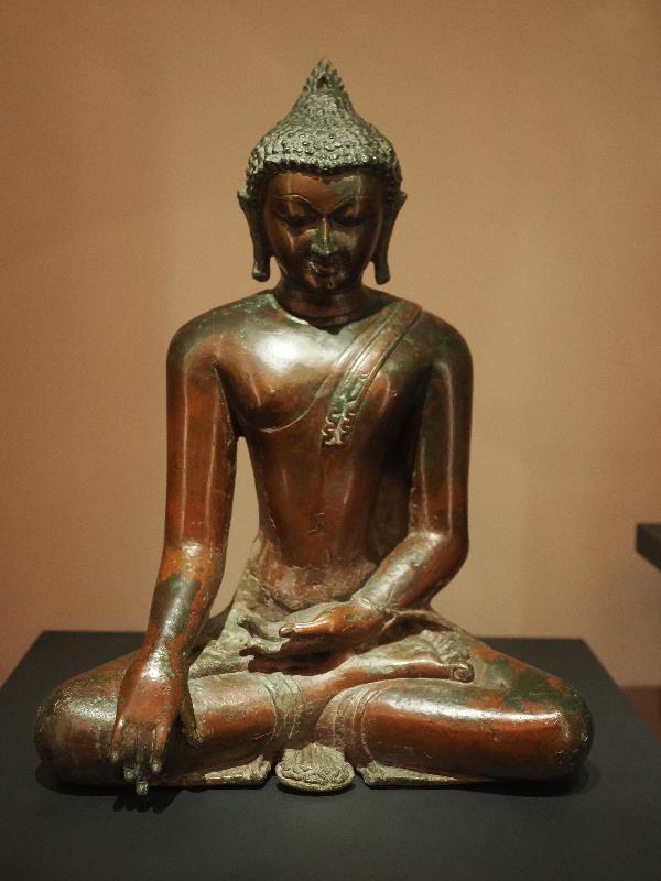 London, England: British Museum: bronze seated Buddha image (12th century, central Myanmar)