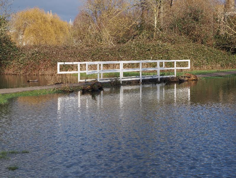 Cambridge, England: Sheep's Green: water surrounding pedestrian path