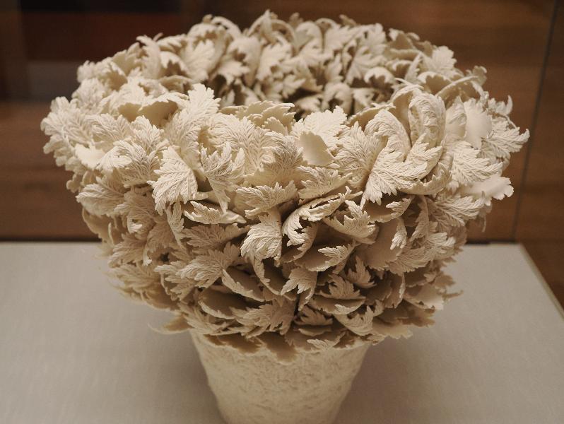 London, England: British Museum: large feather leaves bowl (2013, Hosono Hitomi)