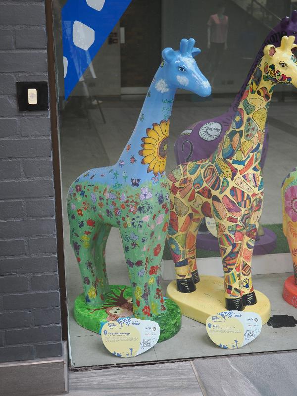 Cambridge, England: Grafton Centre: Gary the Grove Giraffe (The Grove Primary School)