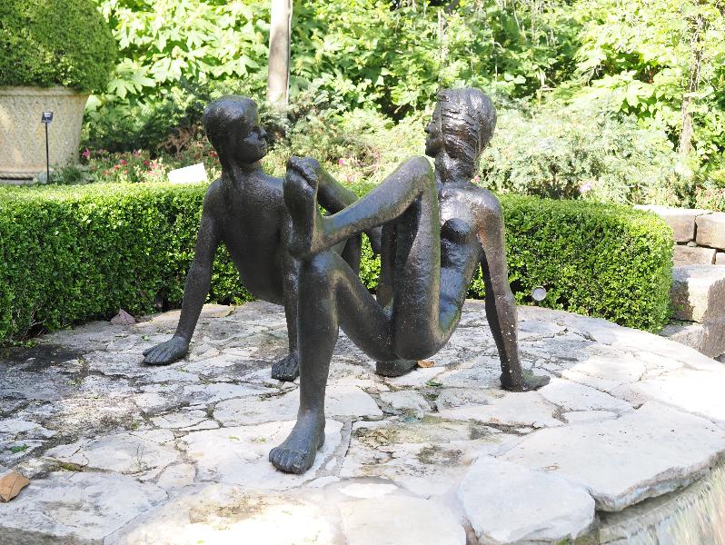 Dallas, Texas (TX): Dallas Arboretum & Botanical Gardens: Chico y Chica de la Playa (Beach Boy and Girl) (1978, dedicated 1986, Victor Salmones)