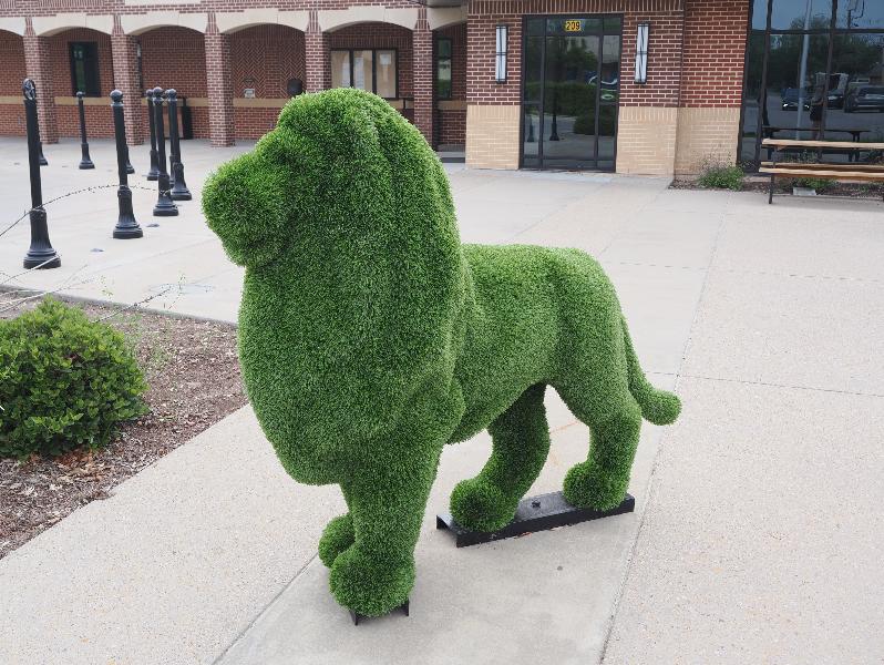 Kaufman, Texas (TX): S. Washington Street: lion sculpture