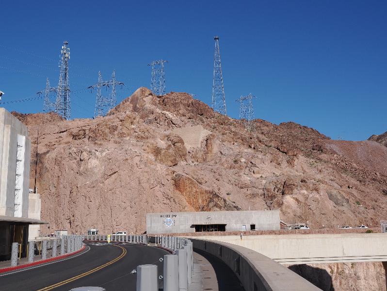 Hoover Dam, Nevada (NV) / Arizona (AZ): Hoover Dam Access Road: view towards Hoover Dam Exhibits building (1930s)