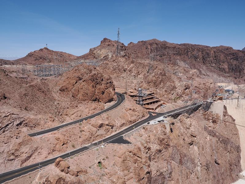 Hoover Dam, Nevada (NV) / Arizona (AZ): Mike O'Callagan - Pat Tillman Memorial Bridge path: view towards parking garage and Visitor Center