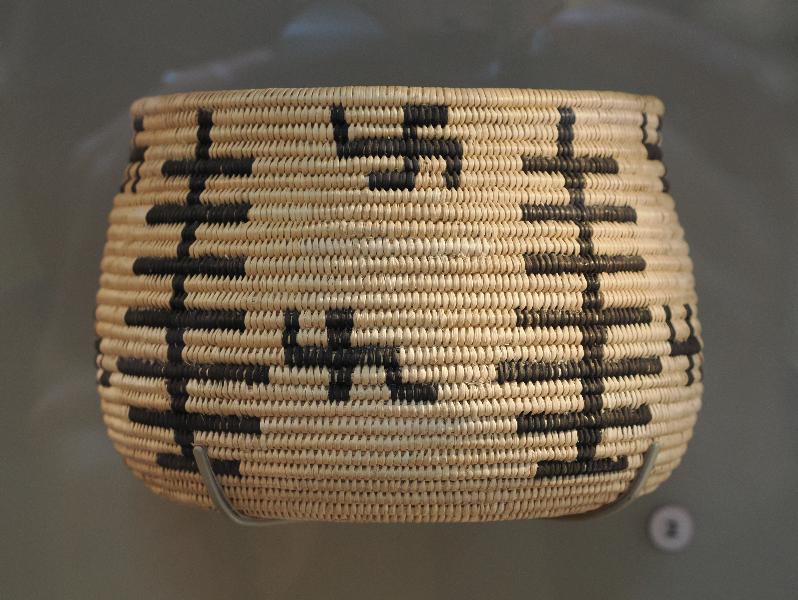 Flagstaff, Arizona (AZ): Museum of Northern Arizona: Gwe buv (coiled tray basket) (1934, willow and devil's claw)
