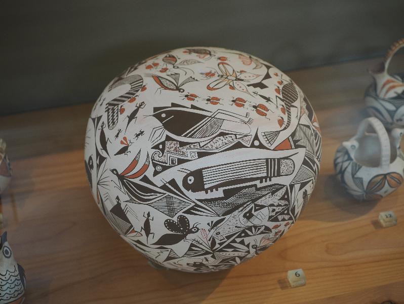 Flagstaff, Arizona (AZ): Museum of Northern Arizona: Ga wi tsi uh sta ni (seed jar) (Mimbres-inspired animal designs, Barbara Cerno, Acoma)