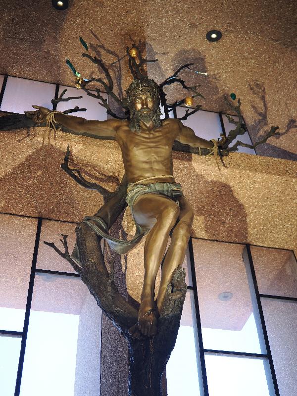 Sedona, Arizona (AZ): Chapel of the Holy Cross: Christ on cross (installed 2018, James Muir)