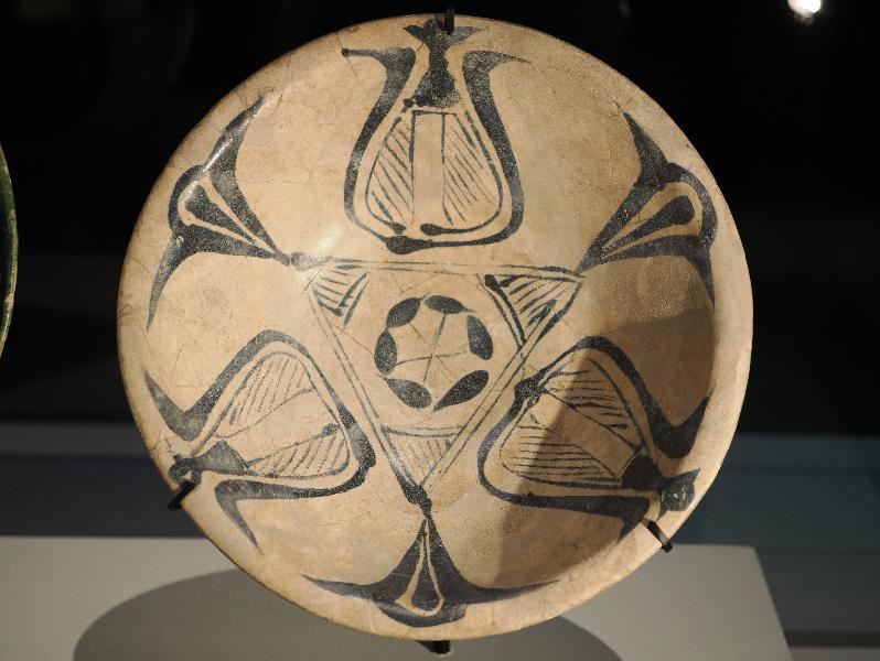 London, England: British Museum: bowl with palmette design (AD 800-900, probably Basra, Iraq)