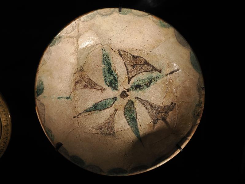 London, England: British Museum: glazed ceramic bowl (AD 900s, Madinat al-Zahra, Spain)