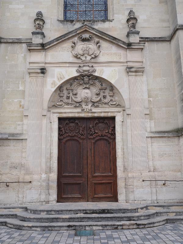 Issy-les-Moulineaux, France: Eglise Saint-Etienne: entrance