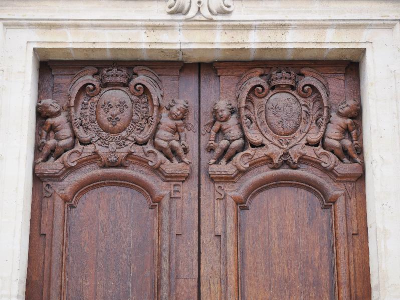 Issy-les-Moulineaux, France: Eglise Saint-Etienne: angel door decoration
