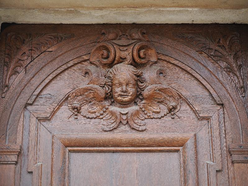 Issy-les-Moulineaux, France: Eglise Saint-Etienne: angel door decoration