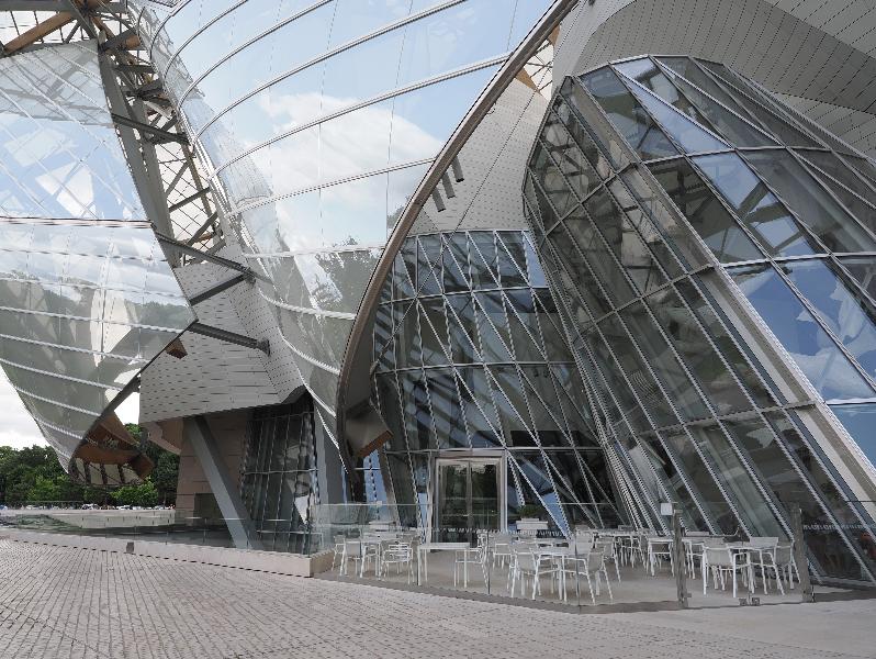 Paris, France: Fondation Louis Vuitton: outside seating area (2008-2014, Frank Gehry)