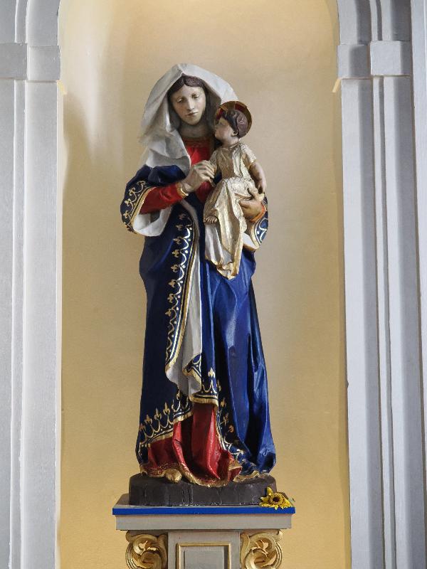 Cambridge, England: Little St Mary's Church: mother and child