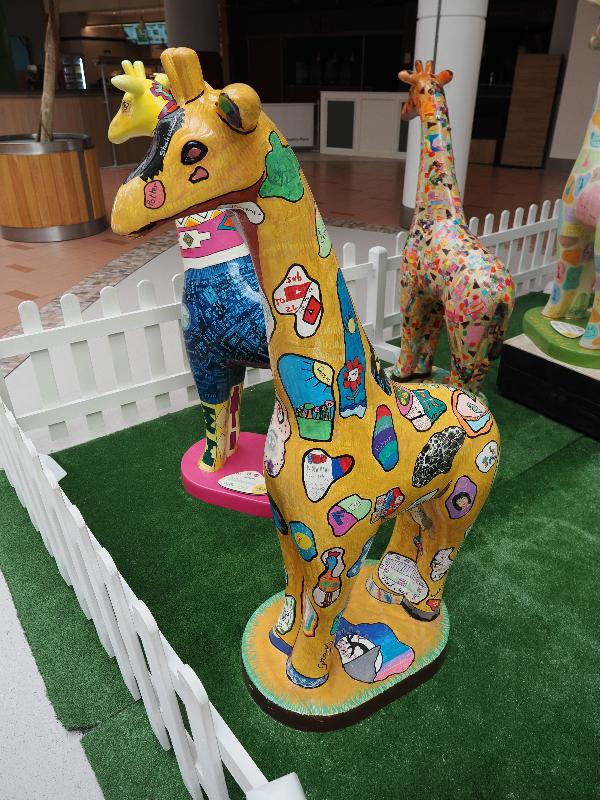 Norwich, England: Chantry Place, dining terrace: Gustave the Giraffe (Acorn Park School)
