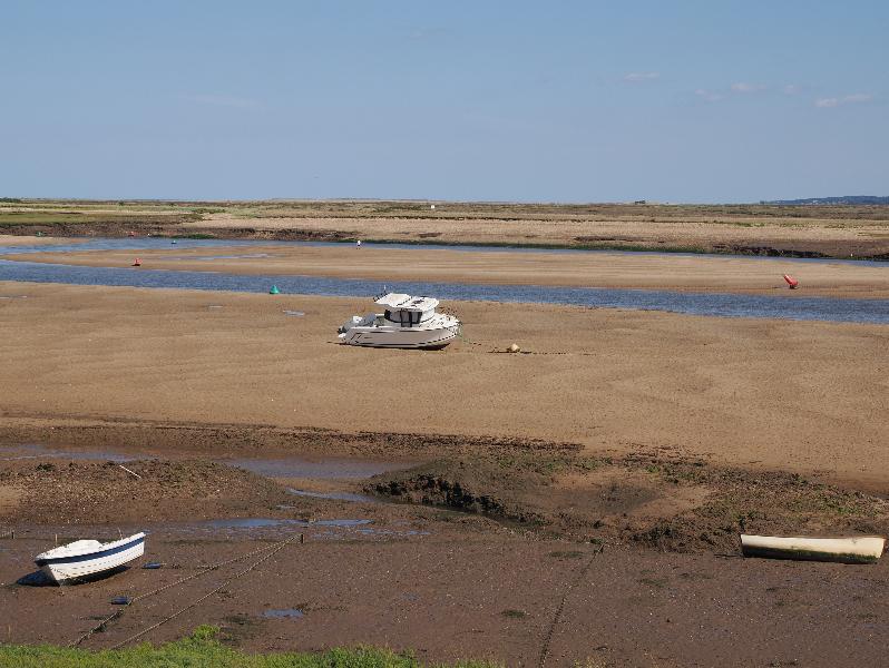 Wells-next-the-Sea, England: Beach Road: view of boats at low tide