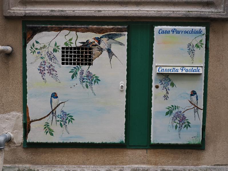 Stresa, Italy: Via Principessa Margherita: mailbox painted with birds and wisteria